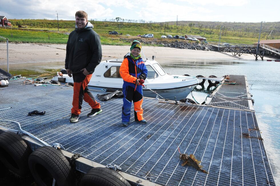 FIKK FLERE FISK: Sander Eliassen fikk flere fisk fra land under fiskekonkurransen i Grasbakken. Her sammen med slektningen Joakim.
 Foto: Erik Brenli
