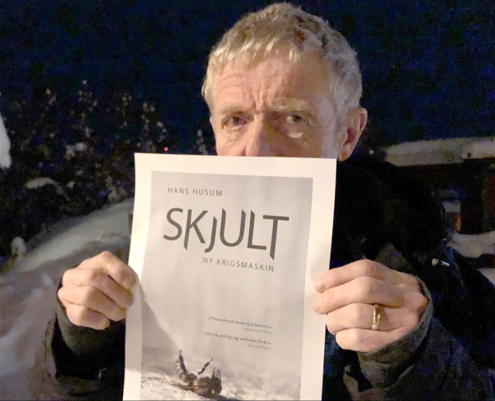 Hans Husum presenterer sin norske utgave av boka «Skjult – ny krigsmaskin» på Antikstore, Banak leir i morgen kveld, torsdag.
 Foto: Stein Torger Svala