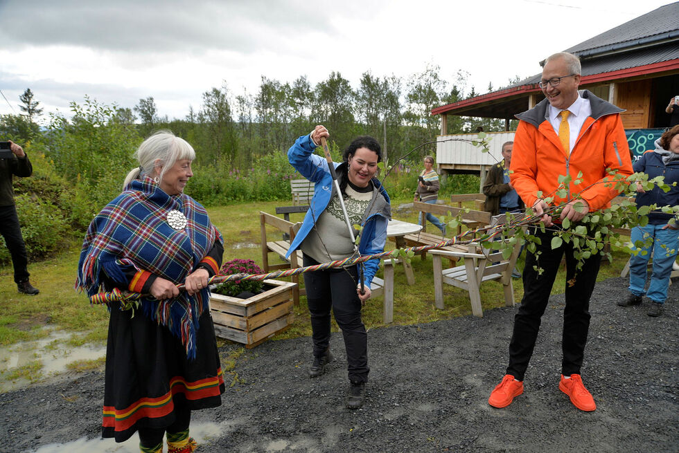 «Snora» klippes for den 10. Snubbadagen. Sametingspresident Silje Karine Muotka triver saksa mens grendelagsleder Bente Fankki og ordfører Terje Bartholsen henger med.
 Foto: Steinar Solaas