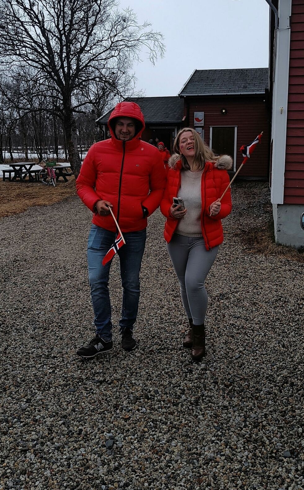 – Nasjonaldagsfeiringen i Norge og Litauen er som natt og dag. Der er det bare en fridag for oss, sier Simona Marinske og Mantas Marinskas fra Litauen. I år deltok de for første gang i den norske grunnlovsfeiringen, og syntes det var artig å treffe bygdefolket på Veidnes samlet.
 Foto: Hanne Klemetsen