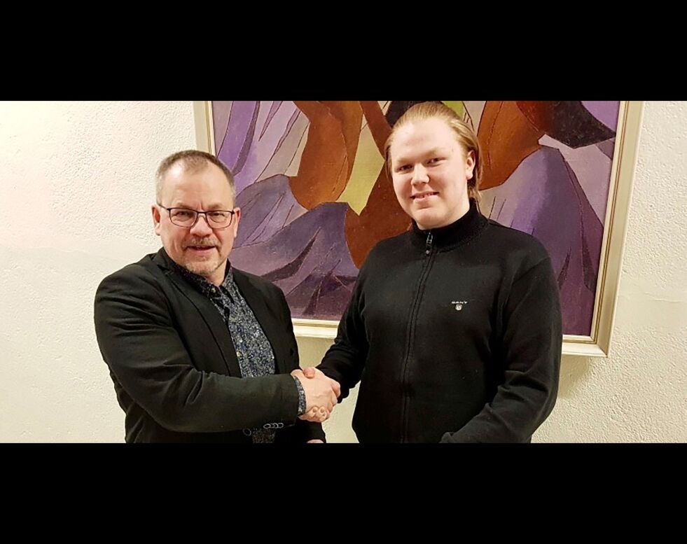 Nitten år gamle Finn-Håkon Sneve Steinbakk ønskes her lykke til som ny leder i Sør-Varanger Senterparti av avtroppende leder Ole K. Josefsen. FOTO: PRIVAT