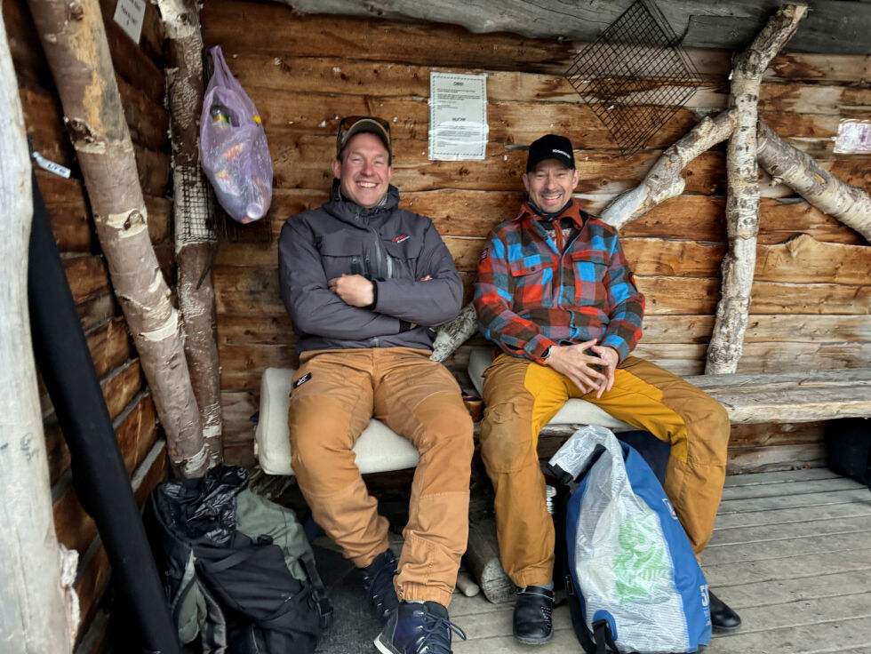 De to første i køen for sesongåpning i Neidenelva, Lars-Even Pettersen og Cato Andersen.
 Foto: Birgitte Wisur Olsen