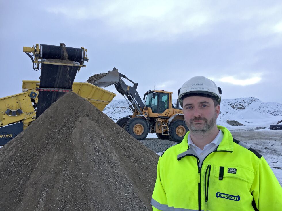 Emil Dæhlin, prosjektleder hos Oscar Sundquist AS står her foran knuseren som bryter ned kvartsen i første malingsrunde. 300 tonn går nå til Asia.
 Foto: Hallgeir Henriksen