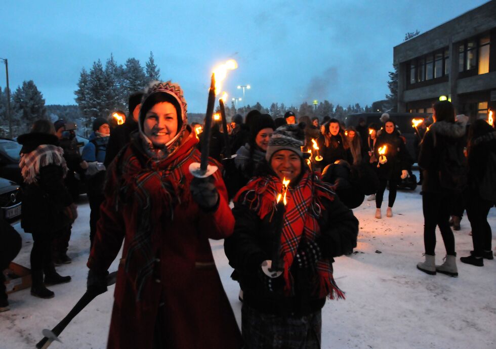 Sametingspresident Aili Keskitalo og urfolksleder Maria Canil Grave fra Guatemala i front under fakkeltoget i Karasjok på fredag.
 Foto: Stein Torger Svala