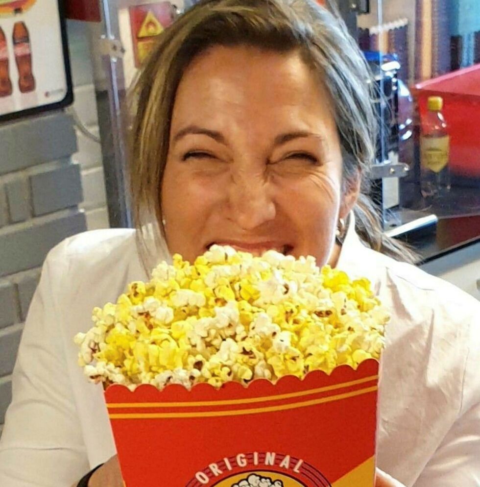 Film og markedssjef i Aurora kino, Ida Kathrine Balto, gleder seg over at kinoen igjen kan ta i mot publikum. Popcorn og film! Få ting gleder Balto mer enn det. Foto: Privat
