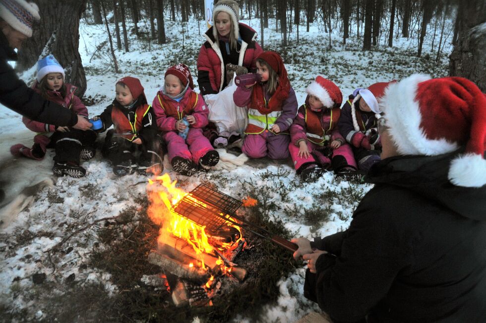Etter mye lek, sang og hogging av juletrær, fikk barna servert varm kakao og nystekte pølser på bål.
 Foto: Hannah Persen
