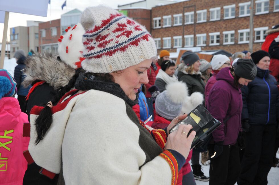 Regjeringen kan ikke gjenbruke begrunnelser fra departement til departement, mener sametingsråd Silje Karine Muotka (NSR). Her er hun på demonstrasjonen mot Nussir-konsesjonen i Alta sist lørdag.
 Foto: Rita Heitmann