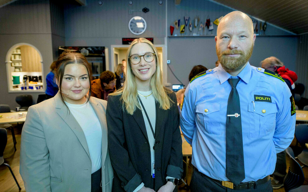 Ida-Kristin Larsen, rådgiver i Sparebank1 Nord-Norge, og Helle Sofie Bratsberg, fagansvarlig svindel i Sparebank1 Nord-Norge, sammen med Håvard Martinsen, næringslivskontakt i Finnmark politidistrikt. De holdt foredrag om svindel og hvordan forebygge det på klubbhuset til Porsanger IL i Lakselv.
 Foto: Cecilie Bergan Stuedal