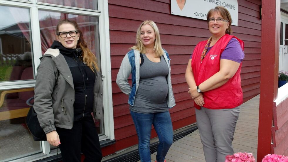 Maja Kruuse og Julie Hølvold er glade for initiativet til Bjørnevatn helselag og Elisabeth Nordgård for å etablere et treffsted for småbarnsforeldre i Bjørnevatn.
 Foto: Privat