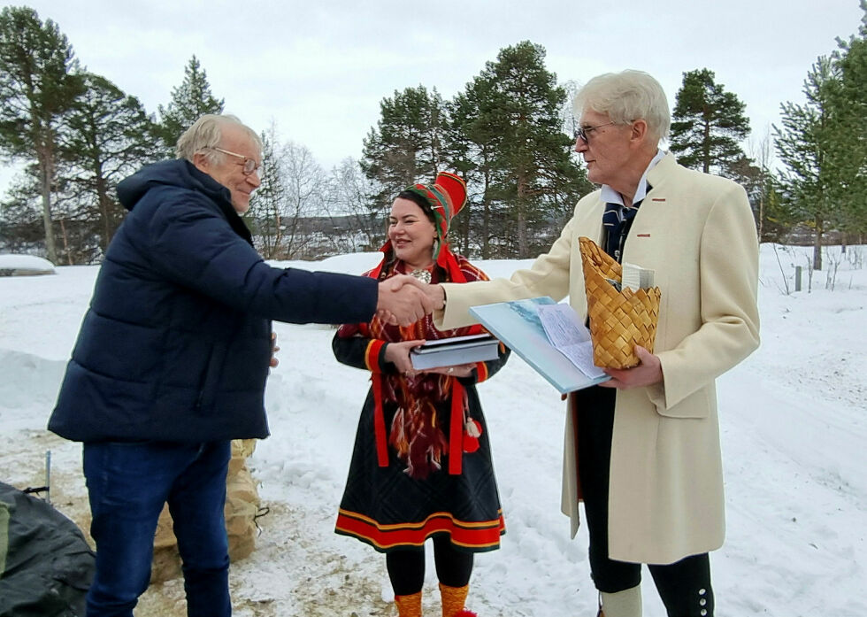 Jan Erling Persen i Norske kveners forbund, sametingspresident Silje Karine Muotka og Erik Vadholm i Skogfinneforeningen.
 Foto: Steinar Solaas