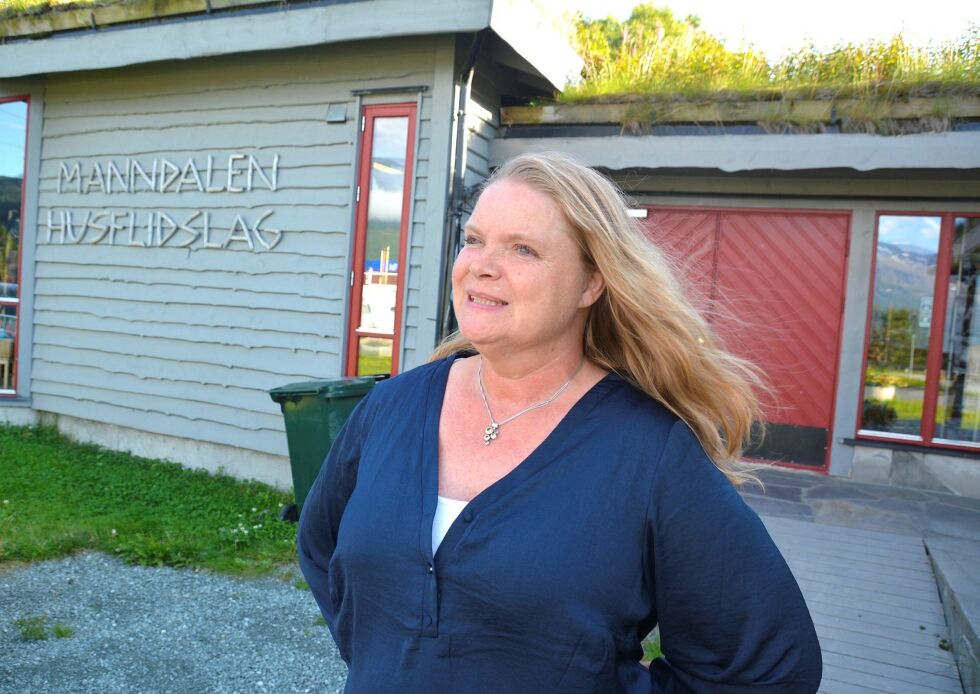 Isabel Lyshaug ved Manndalen husflidslag forteller om fotograferingen av Lyngen-kofta. Foto: Elin Wersland
 Foto: Elin Wersland