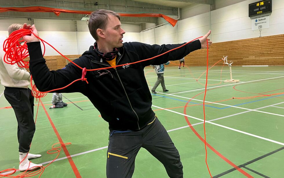 Prosjektleder Ole Henrik Somby  i Ovttas viser teknikken ved lassokast.
 Foto: Åsa Márgget Anti/Vásit Sápmi Media