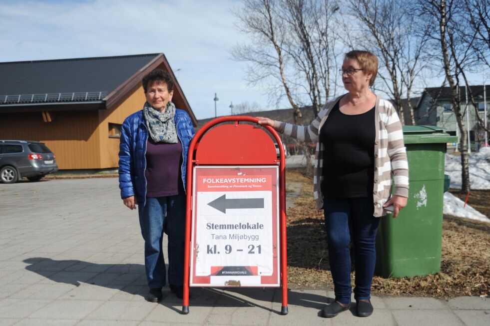 Anna Elisabeth Olsen og Elvi Kjelsen er to av mange som bruker stemmeretten sin i folkeavstemningen.
 Foto: Karen Denisova