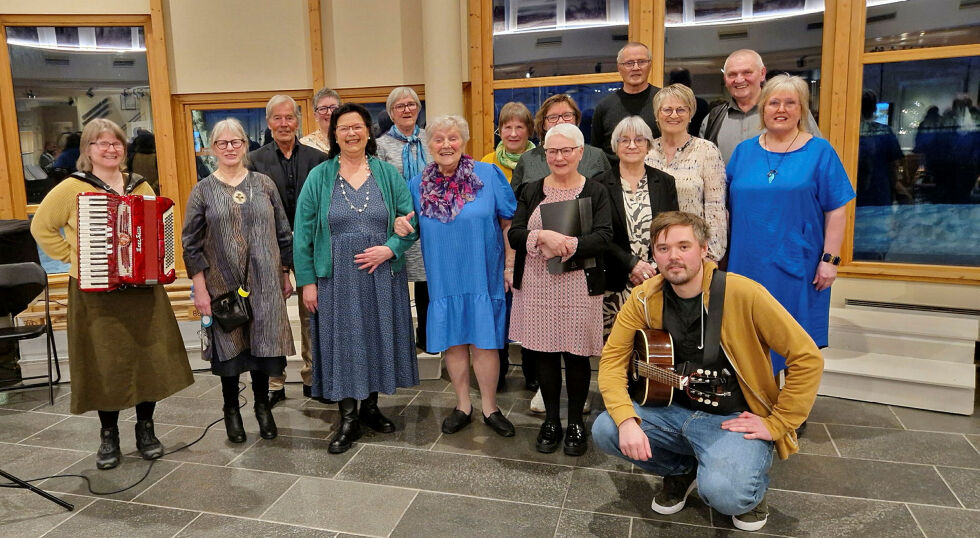 Sangkoret Fossekallen med akkompagnatører Lise Skomedal Trones på trekkspill og Sigve Wilhelmsen på gitar.
 Foto: Hill Haga