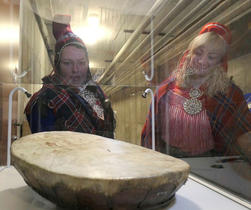 Sametingspresident Silje Karine Muotka og politisk rådgiver Anne Toril Eriksen Balto beskuer den gamle runebommen til Anders Poulsen.
 Foto: STEIN TORGER SVALA