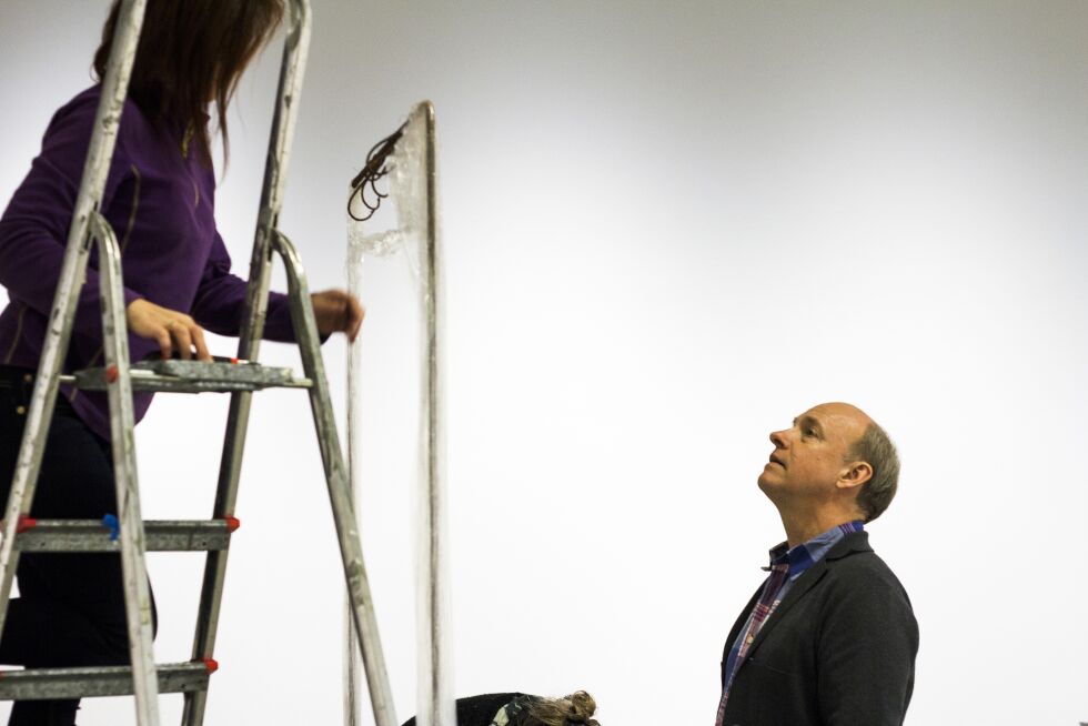 Monika Anti og Jan Erik Lundström får i stand utstillingen, før åpningen lørdag kveld.
 Foto: June Helén Bjørnback