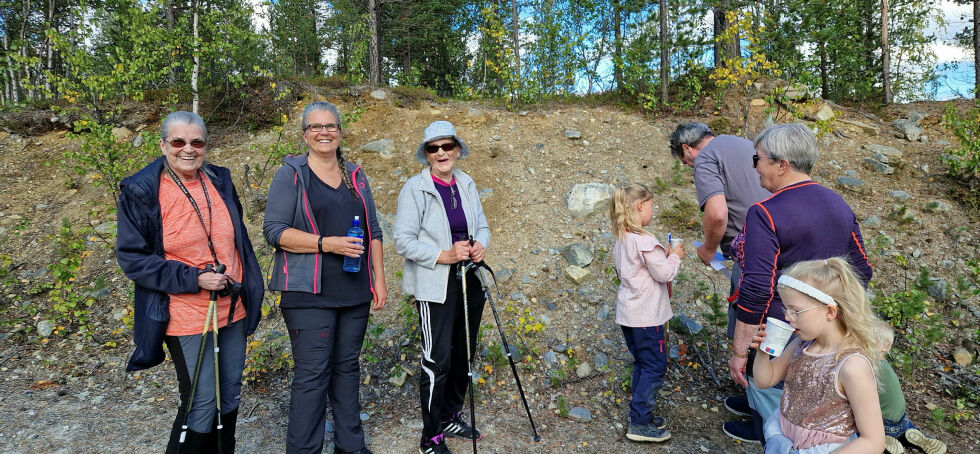 Enid Kalliainen (til venstre) fra Pasvik gikk marsjen for første gang, sammen med datteren Astrid som er på besøk sørfra, her sammen med Leila Sotkajærvi, også fra Pasvik.
 Foto: Hill Haga