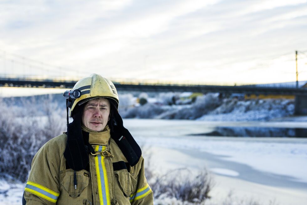 Torsdag forrige uke oppdaget brannmann Kurt Are Boine Nikkinen spor etter at noen har vært på elveisen. Han håper folk tar det alvorlig nå når han og resten av mannskapet i brannvesenet har bedt folk holde seg unna den livsfarlige elveisen.
 Foto: June  Helén Bjørnback