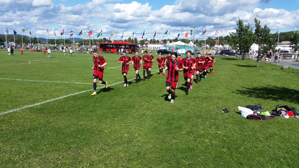 Her er Porsanger IL under oppvarming til en kamp på Norway Cup.
 Foto: Kurt Peder Rasmussen/Porsanger IL