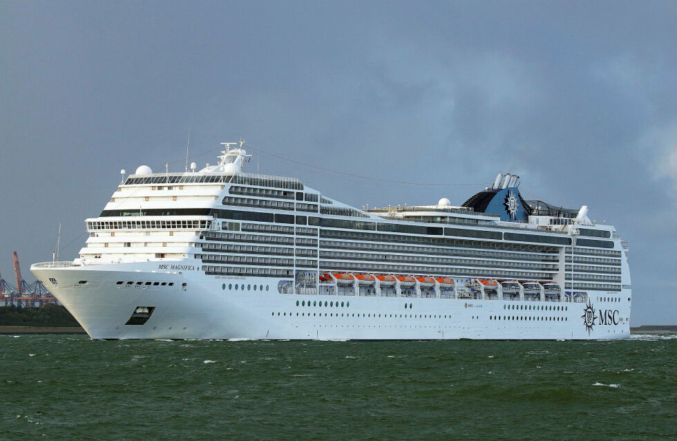 Torsdag 25. august; samme dag som retten skal på befaring på Nordkapplatået, anløper det store cruiseskipet MSC Magnifica Honningsvåg. Det vil ventelig derfor være masse turister på platået mens befaringen skjer.
 Foto: Wikipedia