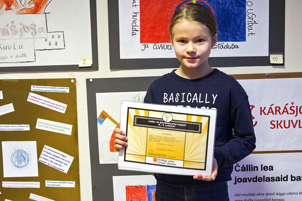 Ravna Maria Somby (10) er med i elevrådet, og fikk dermed sitte i juryen. Sammen med de andre jurymedlemmene har hun valgt ut tre bilder som har gått videre i logokonkurransen. Hun hadde også ansvar for å levere ut diplom til vinnere.
 Foto: June  Helén Bjørnback