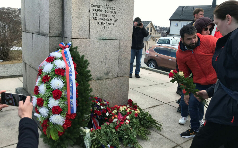 Roser og krans ved monumentet.
 Foto: Nikita Møllersen