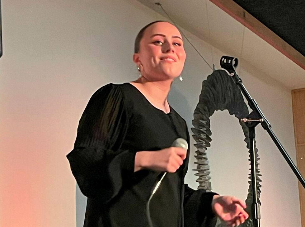Inna Marja Amundsen fra Liland i Evenes studerer for tida opera i Stavanger. Hun ga nylig en konsertopplevelse av de sjeldne, med et sjangerspenn fra joik, moderne pop til opera.
 Foto: Geir Elvebakk Moski