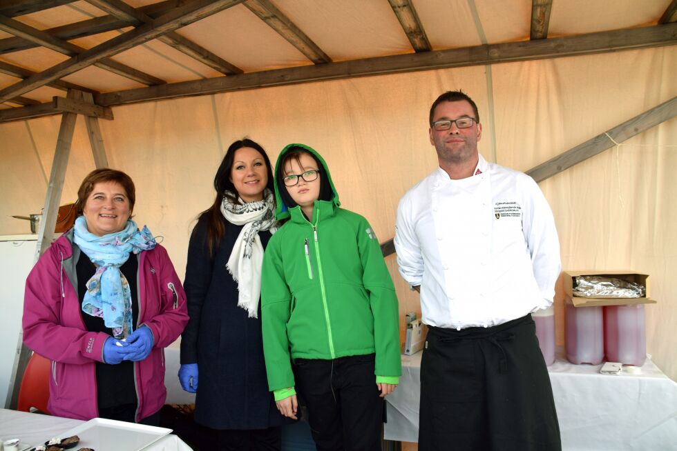 Marianne Pedersen og Marit Vambheim fra Kreativ Industri i Vadsø sto på stand sammen med ungdomsskoleeleven Odin Vambheim-Steigen og Leif Haughom fra Vardø videregående skole. De kunne by gjestene på årets Vuonnamárkanat på ulike smaksprøver produsert av lokale råvarer.
 Foto: Hilde Porsanger