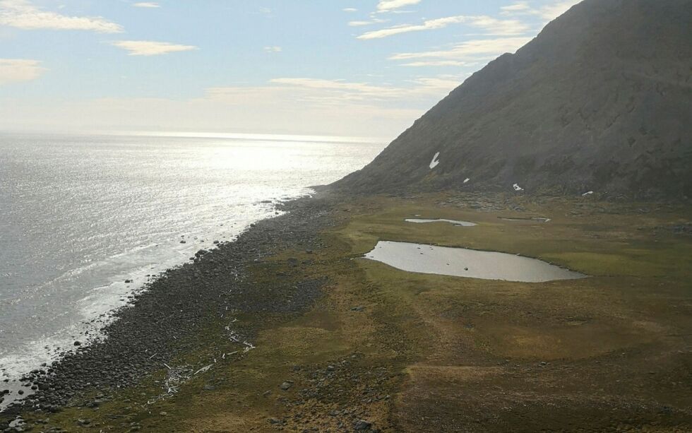 Bærvika ligger nordvest for Opnan på Magerøya. Man mener at det vil være mulig å føre vann i rør herfra til Skarsvåg. Foto: Fridtjov Ruden