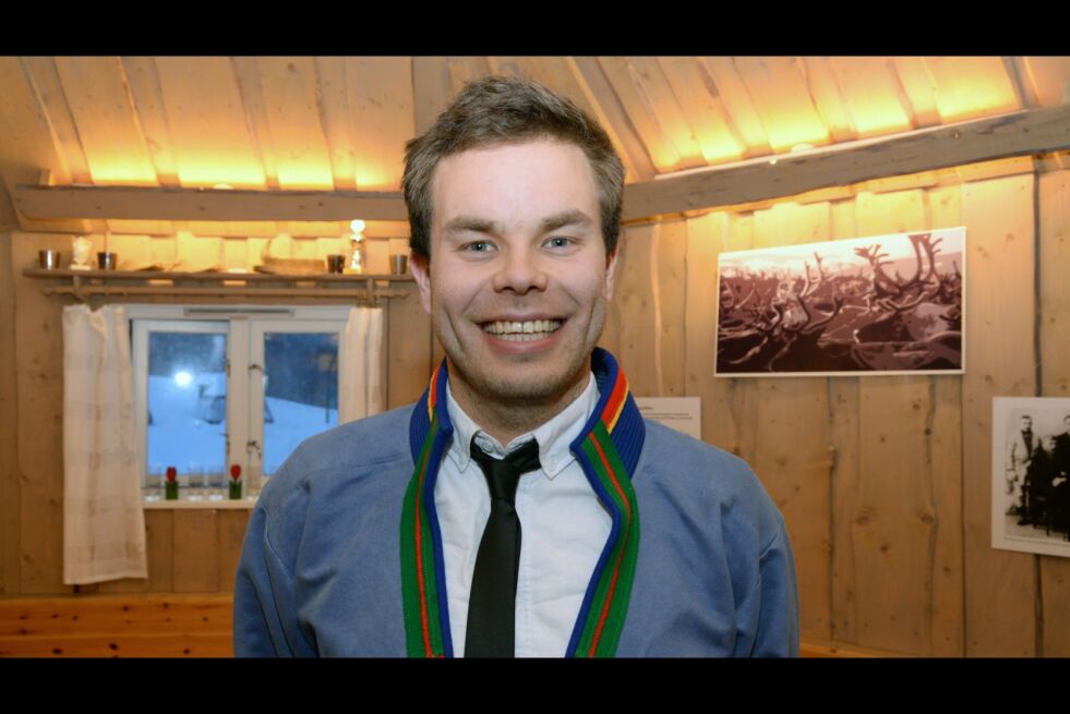 Sametingsråd Mikkel Eskil Mikkelsen (NSR) svarer på beskyldninger om hemmelighold.
 Foto: Steinar Solaas