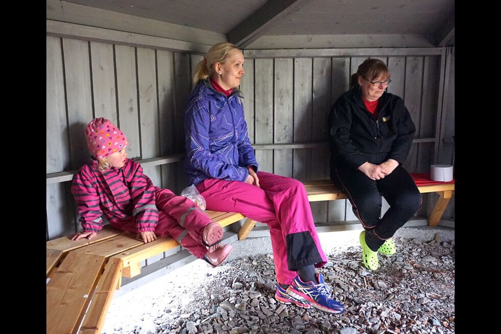 Tre generasjoner koser seg i grillstua, Natalie Kollstrøm Hallonen, mamma Silje Kollstrøm og bestemor Tove Hirsti.
 Foto: Sveinung Hjelle