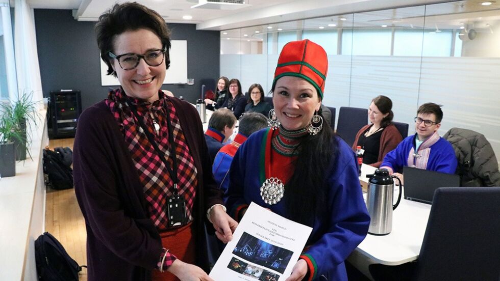Statens forhandlingsleder Anne Marie Glosli overleverer statens tilbud et et 51 siders dokument til leder i NRL, Ellinor Marita Jåma.
 Foto: Landbruks- og matdepartementet