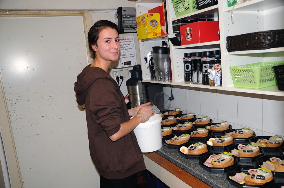 Slovenske Kristina Labogova og kjæresten ble tipset om arbeid i Kirkenes. Nå produserer hun daglig flere hundre matpakker for Ribago.
 Foto: Hallgeir Henriksen