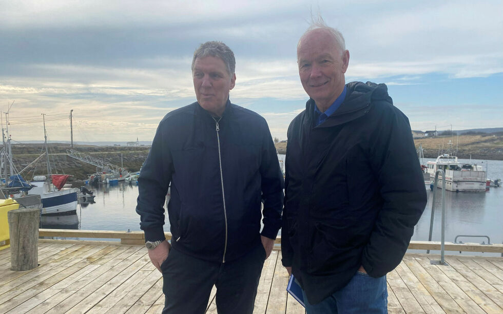 Senterpartiets to stortingsrepresentanter Geir Adelsten Iversen (til venstre) og Per Olaf Lundteigen på kaia i Nesseby, hvor de møtte fiskere og lokale politikere.
 Foto: Thor Thrane