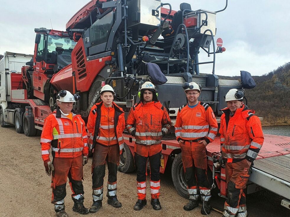 Fredag formiddag kunne guttene i Veidekke AS fra Alta, pakke sammen og reise hjem etter at 4,5 kilometer sort velkomment og helt fersk asfalt var på plass mellom Tarmfjordvika og Torhophøgda i Tana. Fra venstre: Kåre Johannessen, Tom Gøran Myrseth, Elias Melo, bas Aleksander Sørensen og Klemet Eira.
 Foto: Tom Hardy