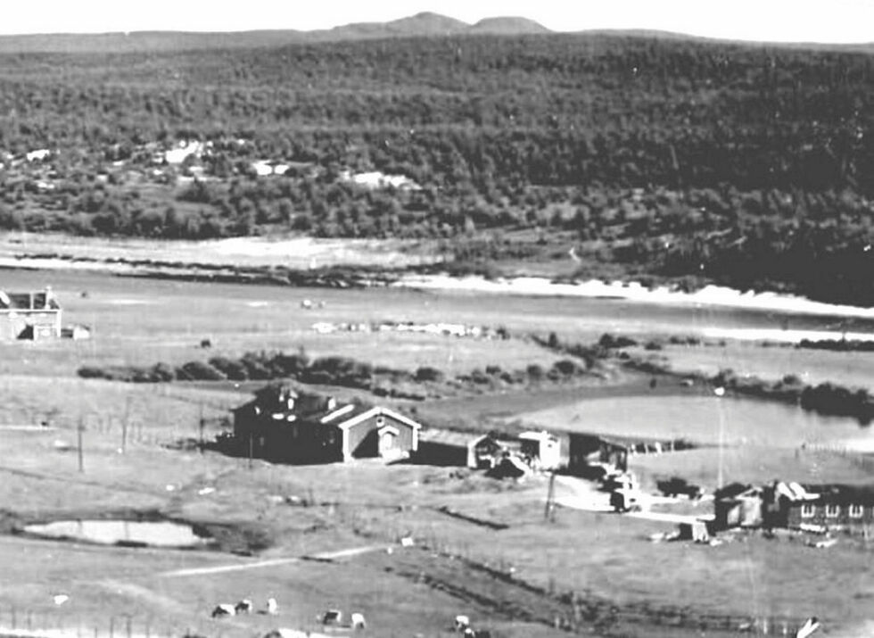 Midt på bildet Kautokeino skoleinternat anno juni 1959. Til høyre for internatet vedskjå, det lyse er utedoer, og med skrått tak badstue. Helt til høyre skolebrakka der all undervisning foregikk.
Utsnittet av bildet er uskarpt og fotografen ukjent, men bildet er historisk.
Foto: Bilde fra Odd M Hætta
