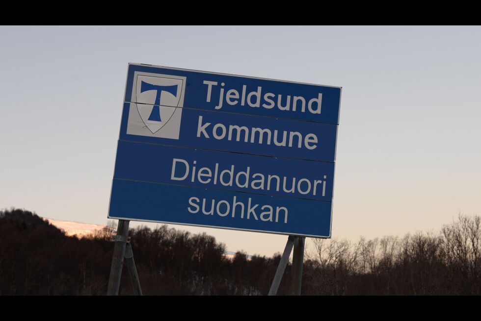 Omtrent slik blir de tospråklige skiltene ved kommunegrensene.
 Foto: OG MONTASJE: Steinar Solaas