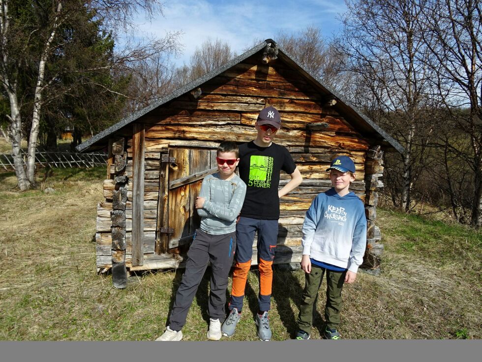 Brage, Vemund og Joakim foran stabburet.
 Foto: Grethe Skauge