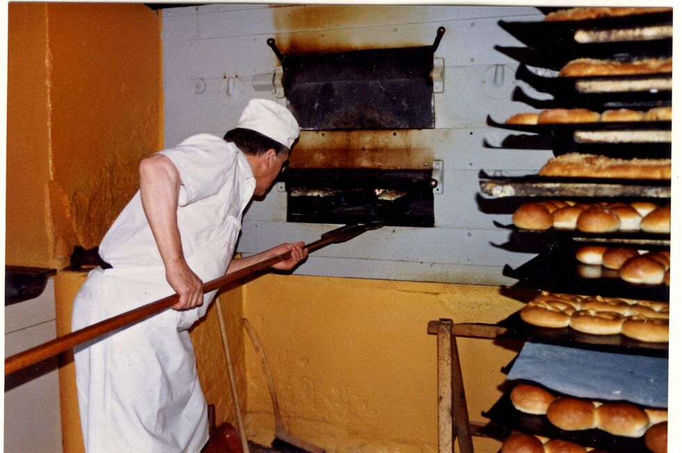 Kommunen ser seg nødt til å fjerne den gamle bakerovnen, som baker Thorleif Michelsen her bruker.
 Foto:  Mari-Ann Nilssen