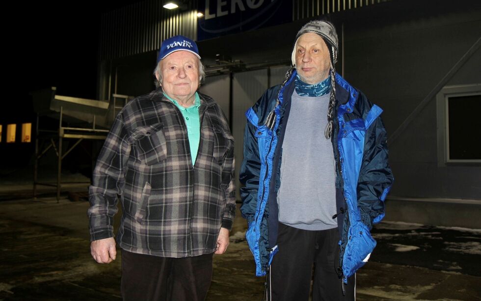 Odd Olaisen (til venstre) og Odd Ingvald Lam i Nesseby fiskarlag mener man nå står foran et veiskille i Varanger  – enten satse på villfisk eller oppdrettsfisk.
FOTO: TORBJØRN ITTELIN
