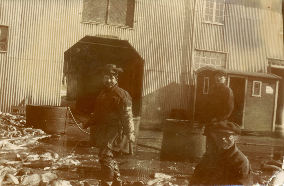 Mann i sam­isk drakt i på An­ton K. Larsens kai­an­legg i Ves­ter­vå­gen, an­tatt cir­ka 1915. Fo­to­graf og per­son­ene på bil­det er ukjen­te. Bil­det er fra sam­ling­en til Var­ang­er mu­se­um, av­del­ing Var­dø.
 Foto: Varanger museum