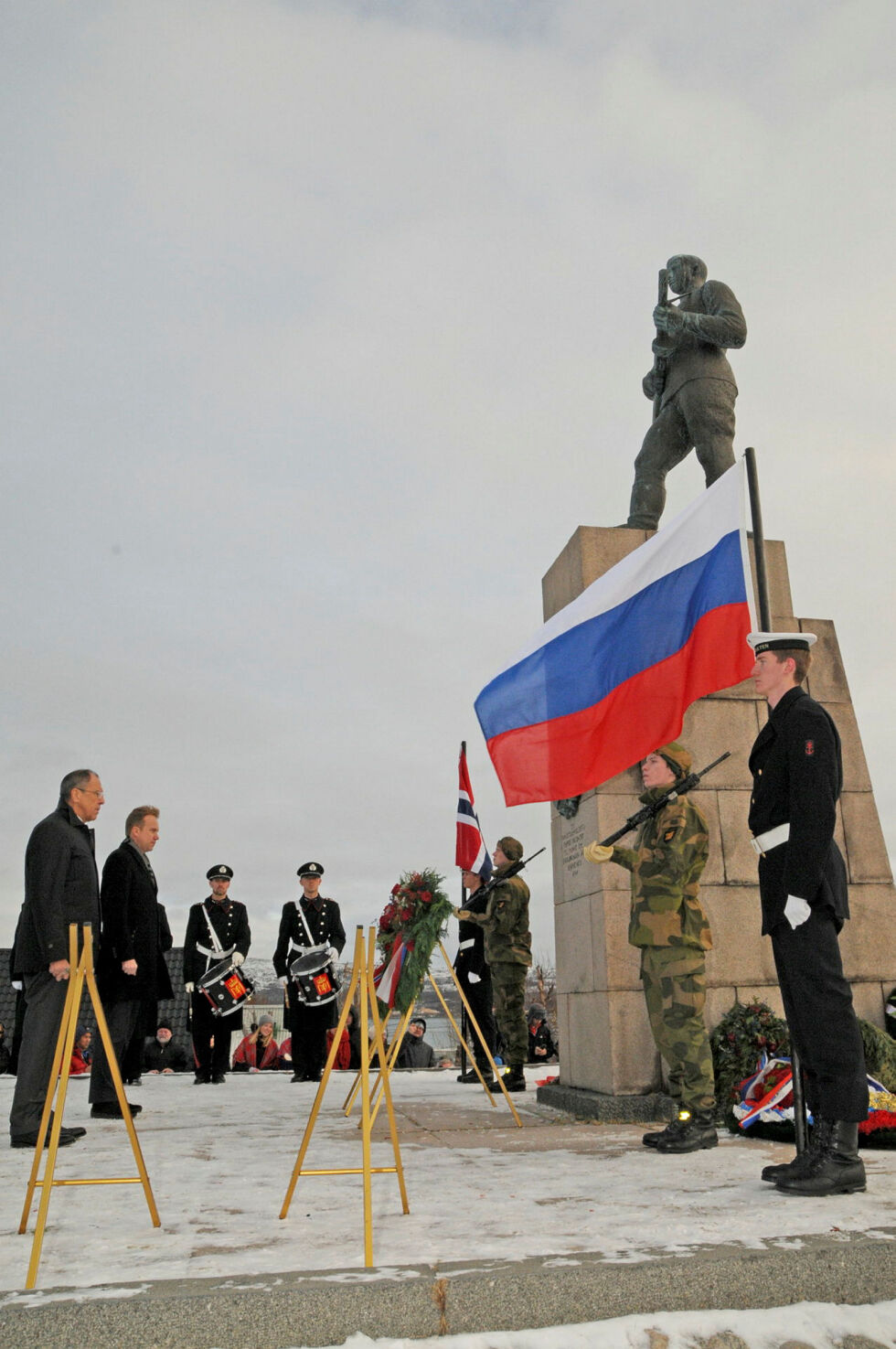 Siden 1952 har «Russestøtta» vært stedet der representanter fra Sovjetunionen og siden 1992, Russland, blitt hedra for innsatsen under frigjøringa av Kirkenes 25 oktober 1944. Her ser vi utenriksministrene Sergej Lavrov og Børge Brende under 75-årsjubileet i 2019.
 Foto: Hallgeir Henriksen