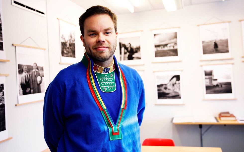 Sametingsråd Mikkel Eskil Mikkelsen oppfordrer alle til å ta bruk samisk språk, og til å gjøre det synlig. Foto: June Helén Bjørnback