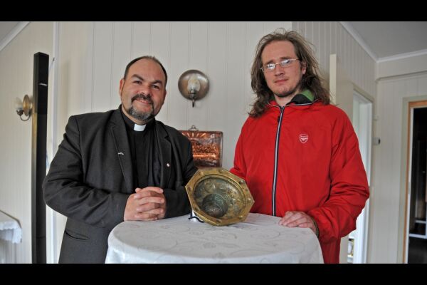 Feirer 300 år gammel kirke med like gammel døpefont