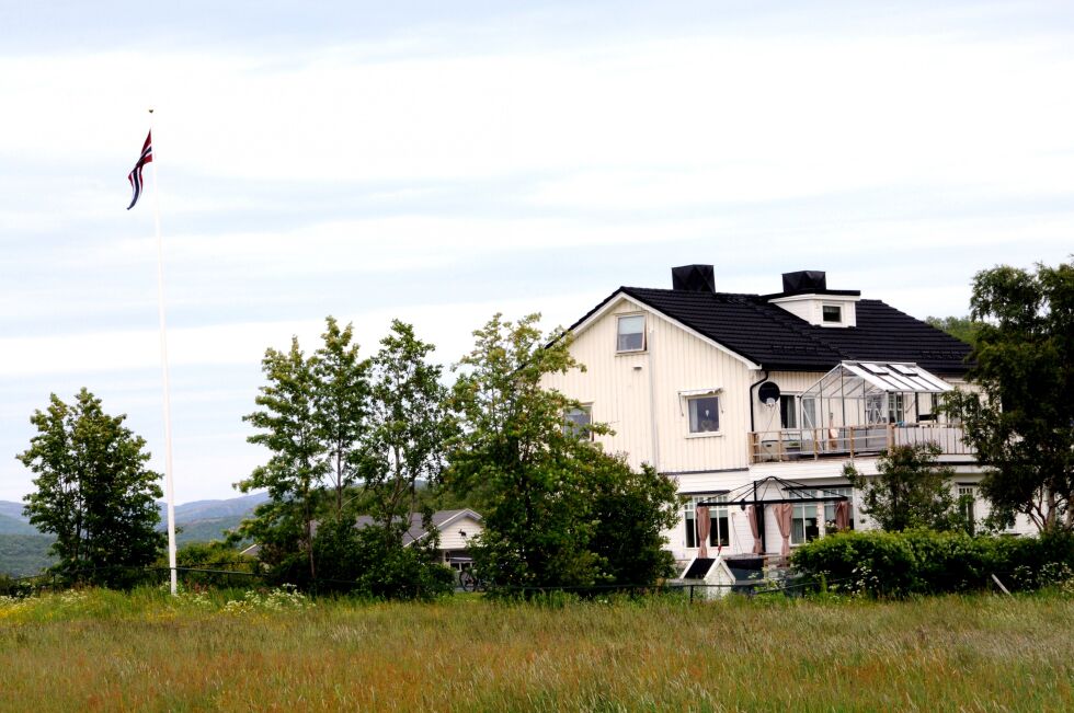 Den tolv meter høye flaggstanga til Mikkola og Borthen i Karpbukt måtte fraktes sjøveien til Jarfjord, og var på plass til flaggdagene i mai.
 Foto: Hallgeir Henriksen