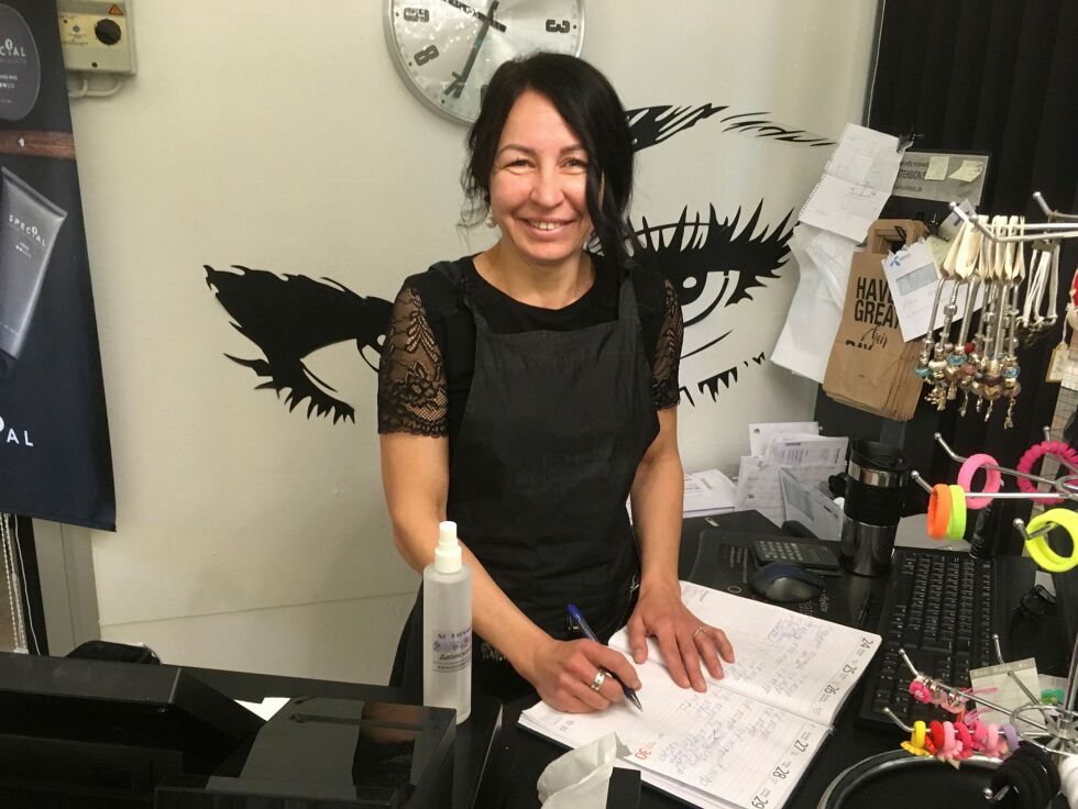Svetlana Rodinova har ordreboka klar når hun nå viderefører Frisør1 i Banaksenteret i et eget nyetablert selskap. Foto: Sonja E. Andersen