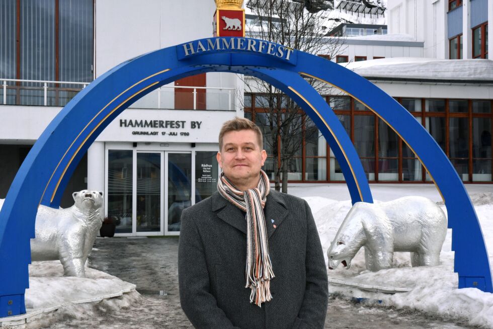 Robert Wilhelmsen mener bygdene ved Porsangerfjordens ytre vestside med fordel kan gå inn i den nye storkommunen som Hammerfest har gått i bresjen for. Wilhelmsen mener bestemt at de tre bygdene i området bør gå inn i en ny kommune selv om resten av Porsanger velger å ikke bli med.
Foto: Lars Birger Persen