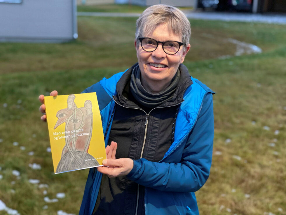 I en al­der av 70 år de­bu­ter­te den opp­rin­ne­li­ge bjørnevatnjenta, sen­ere tana­vær­ing, nå bo­satt halv om halvt i Tana og Sør-Var­ang­er, Kirs­ten Sirma Erik­sen som for­fat­ter med hef­tet «Med øyan på stilk og bei­nan på nak­ken».
 Foto: Hallgeir Henriksen