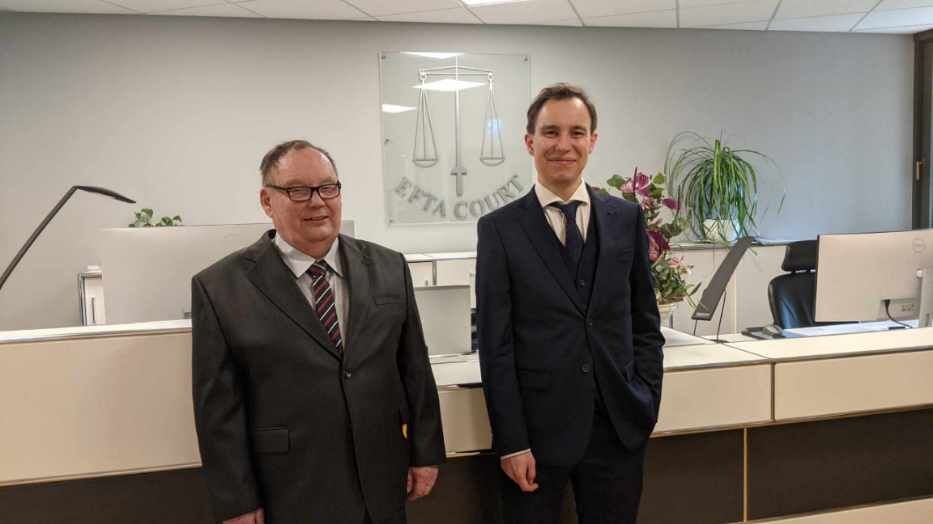 Siden Ivar M. Simonsens sak ble tatt opp i EFTA-domstolen har ting gått rett vei. Her sammen med sønnen, jurist Lasse Nikolai Simonsen.
 Foto: Ivar M. Simonsen
