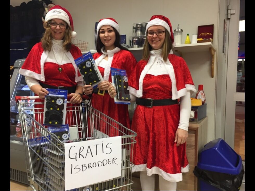 Isbrodder til Olderfjordingene deles ut på butikken. – Vi måtte gjøre noe og berge julehandelen til bygdas folk, sier Mona Lind. (til venstre på bildet).
 Foto: Privat